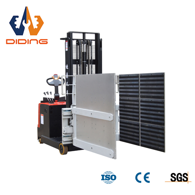 Forklift Counterbalance dengan lampiran penjepit palet datar